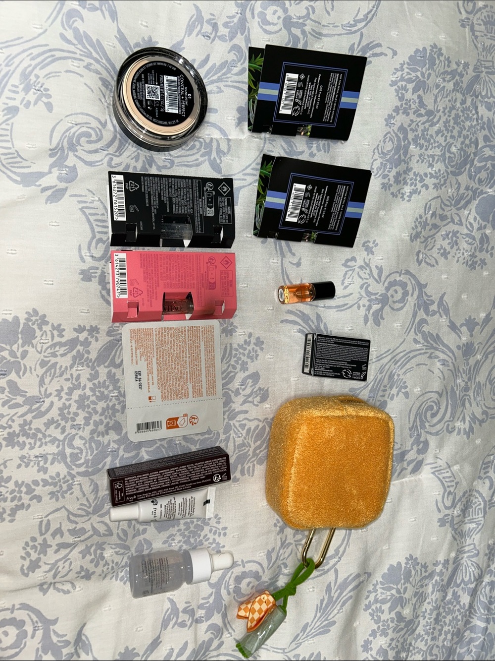 NEST Mini Travel Pouch with Dime & Innisfree Skincare Set - Picture 2 of 7